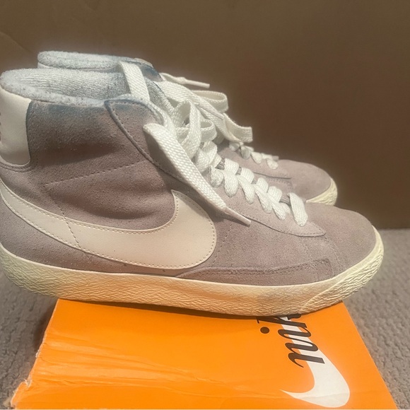Nike Women’s Blazer Mid Top Suede Vintage Sneakers in Orewood Brown, Size 8 - Picture 2 of 11